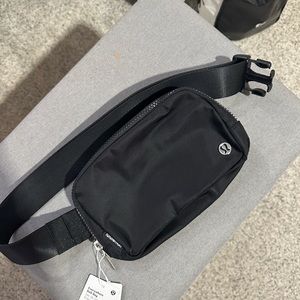 Lululemon belt bag 1L looking to trade for SMALLER!